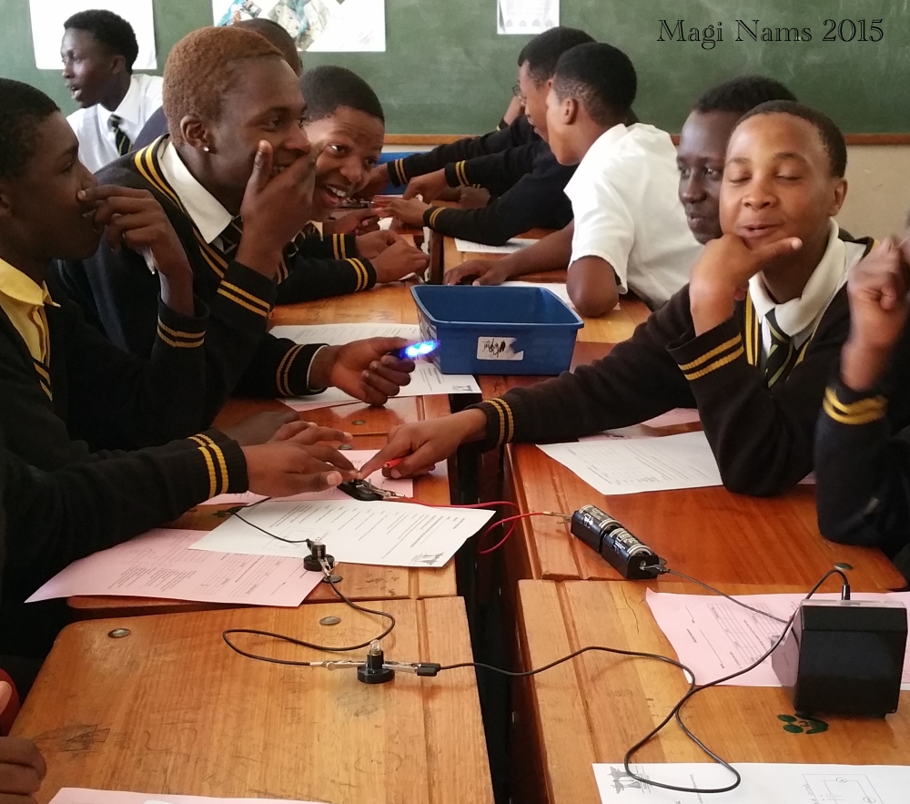 Six Months in South Africa: Grahamstowns's Mobile Science Laboratory: Grad 9 Science Learners at Nomulelo Secondary School (© Magi Nams)
